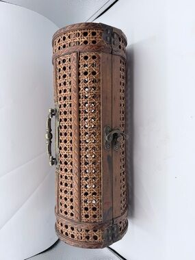 Vintage Pier 1 Imports Woven Rattan Metal Wine Carrier Display Caddy Holder